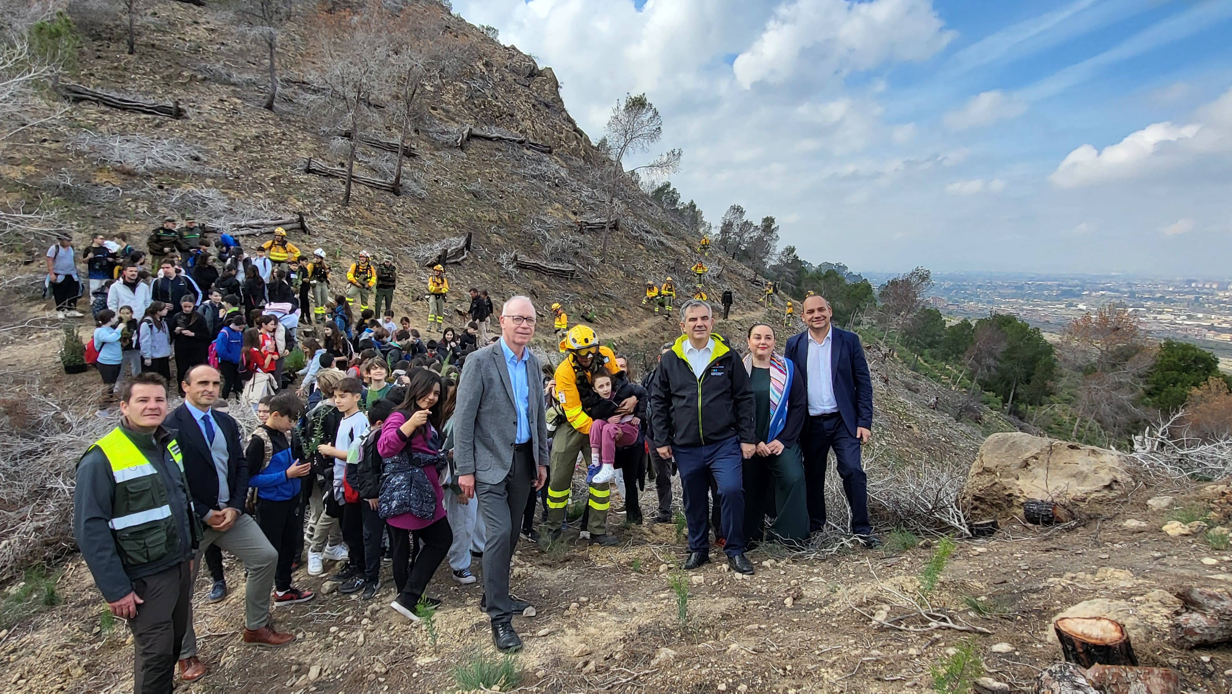 El consejero de Medio Ambiente, Juan María Vázquez, participa en un acto de voluntariado sobre restauración ambiental junto a alumnos de centros de San José de la Vega, agentes medioambientales y las brigadas forestales