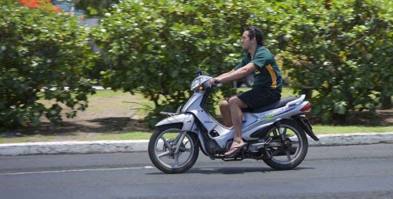 Una moto en una ciudad