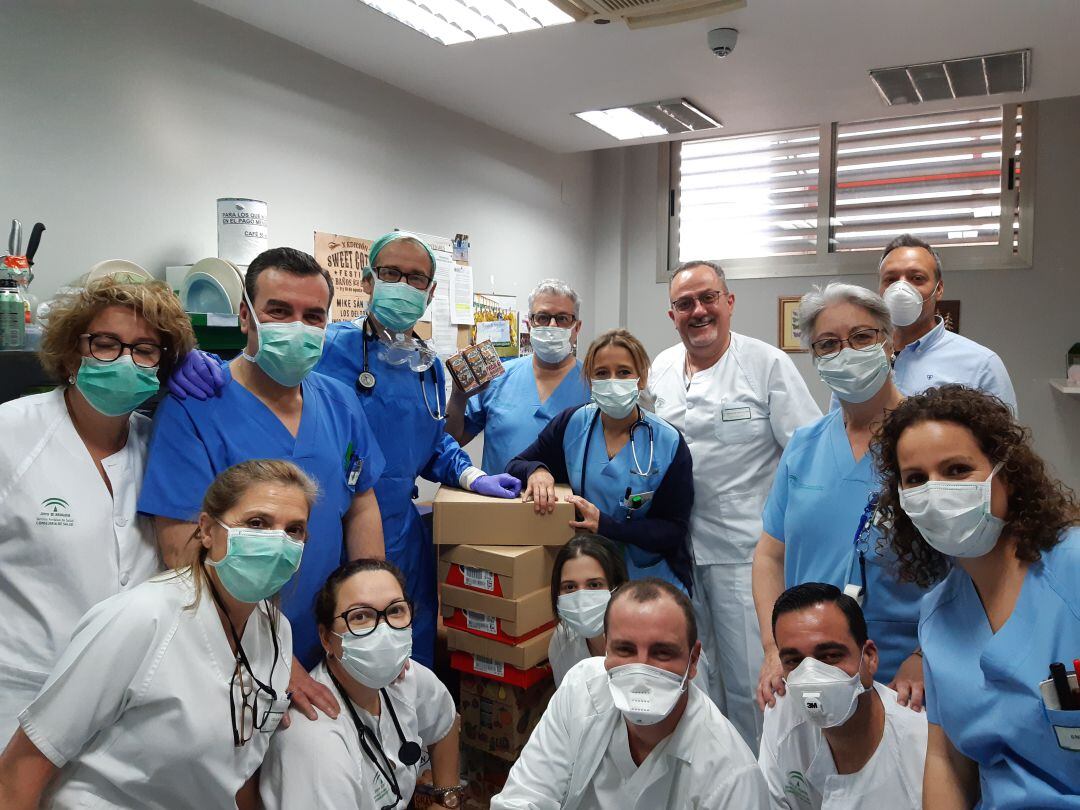 Personal del servicio de urgencias del Hospital San Agustín, recibe un tentenpié de la Hermandad del Prendimiento.