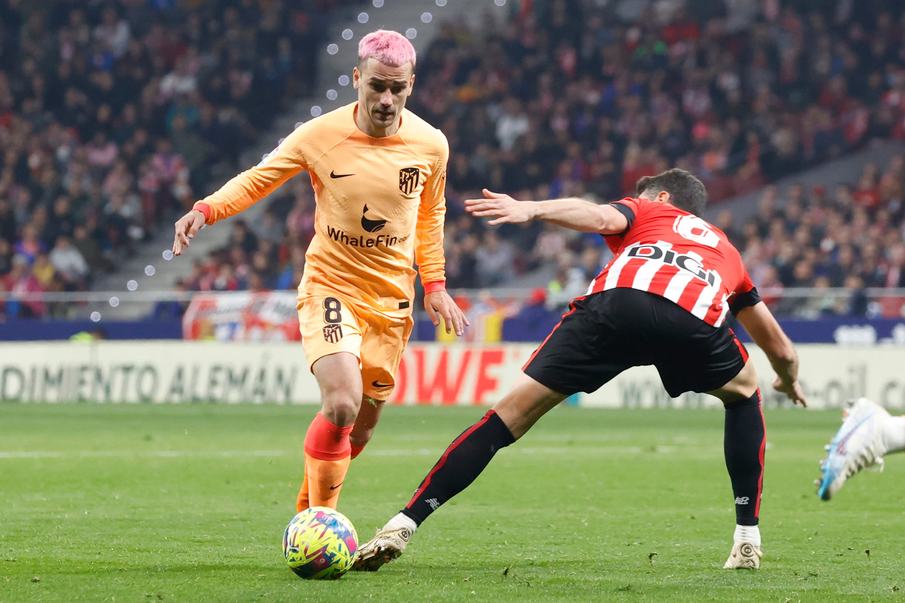 MADRID, 19/02/2023.- El delantero francés del Atlético de Madrid, Antoine Griezmann (i), intenta superar al centrocampista del Athletic Club, Mikel Vesga, durante el encuentro correspondiente a la jornada 22 que disputan hoy domingo en el estadio Metropolitano, en Madrid. EFE / Juan Carlos Hidalgo.
