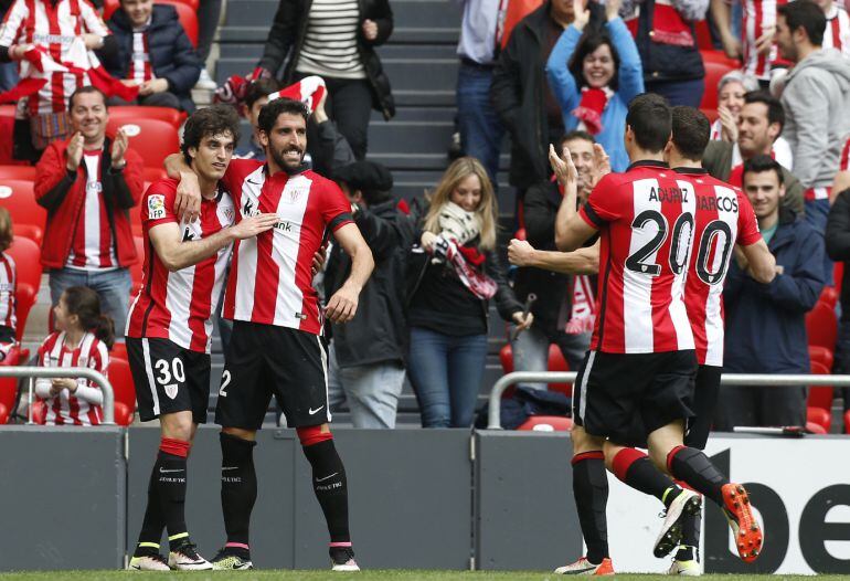 Lekue, Raúl García, Aduriz y De Marcos celebran un gol ante el Granada 