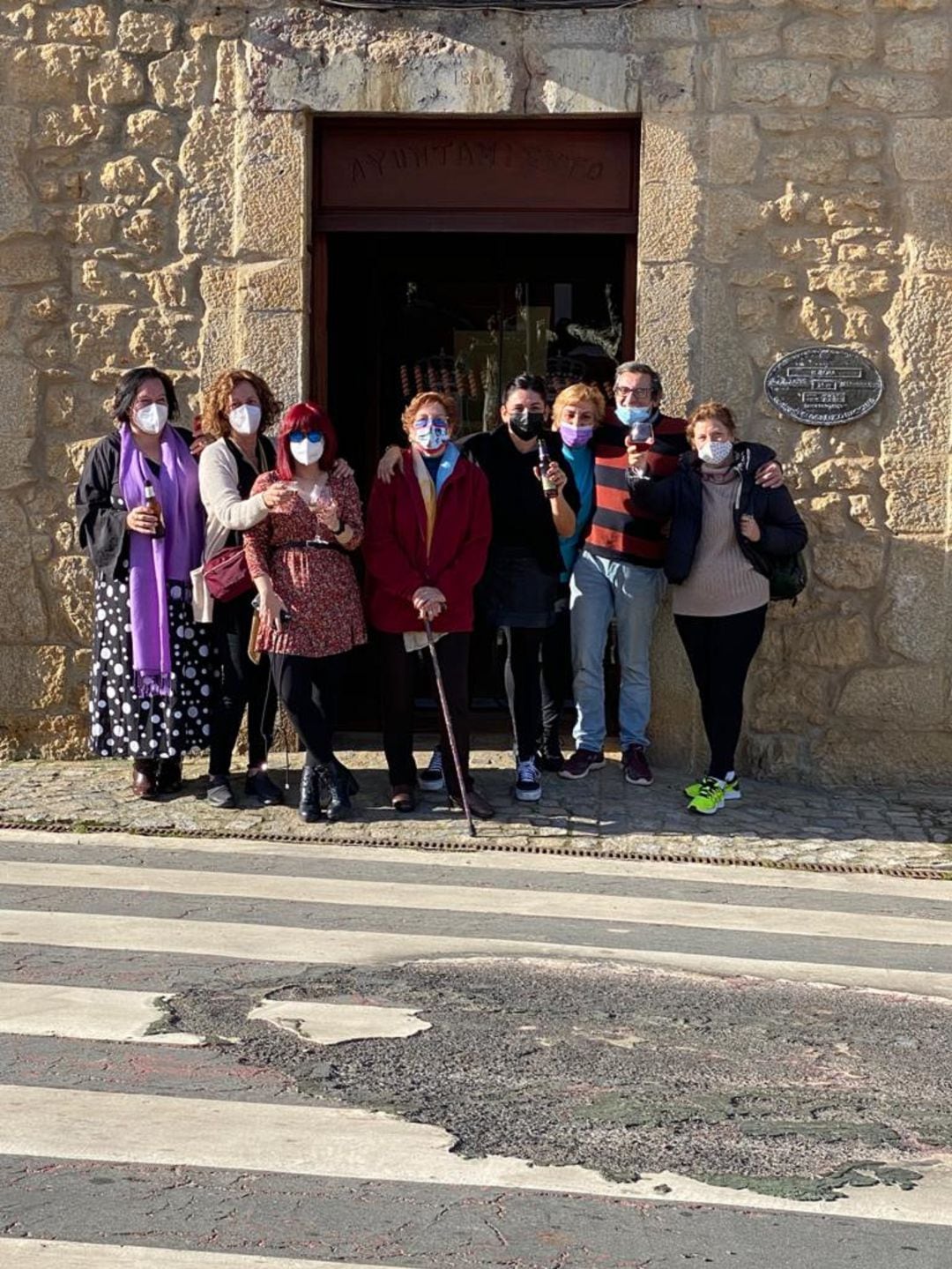 Sara Portilla, alcaldesa, a la izquierda, junto a varios vecinos a las puertas del Ayuntamiento de Ruiloba.