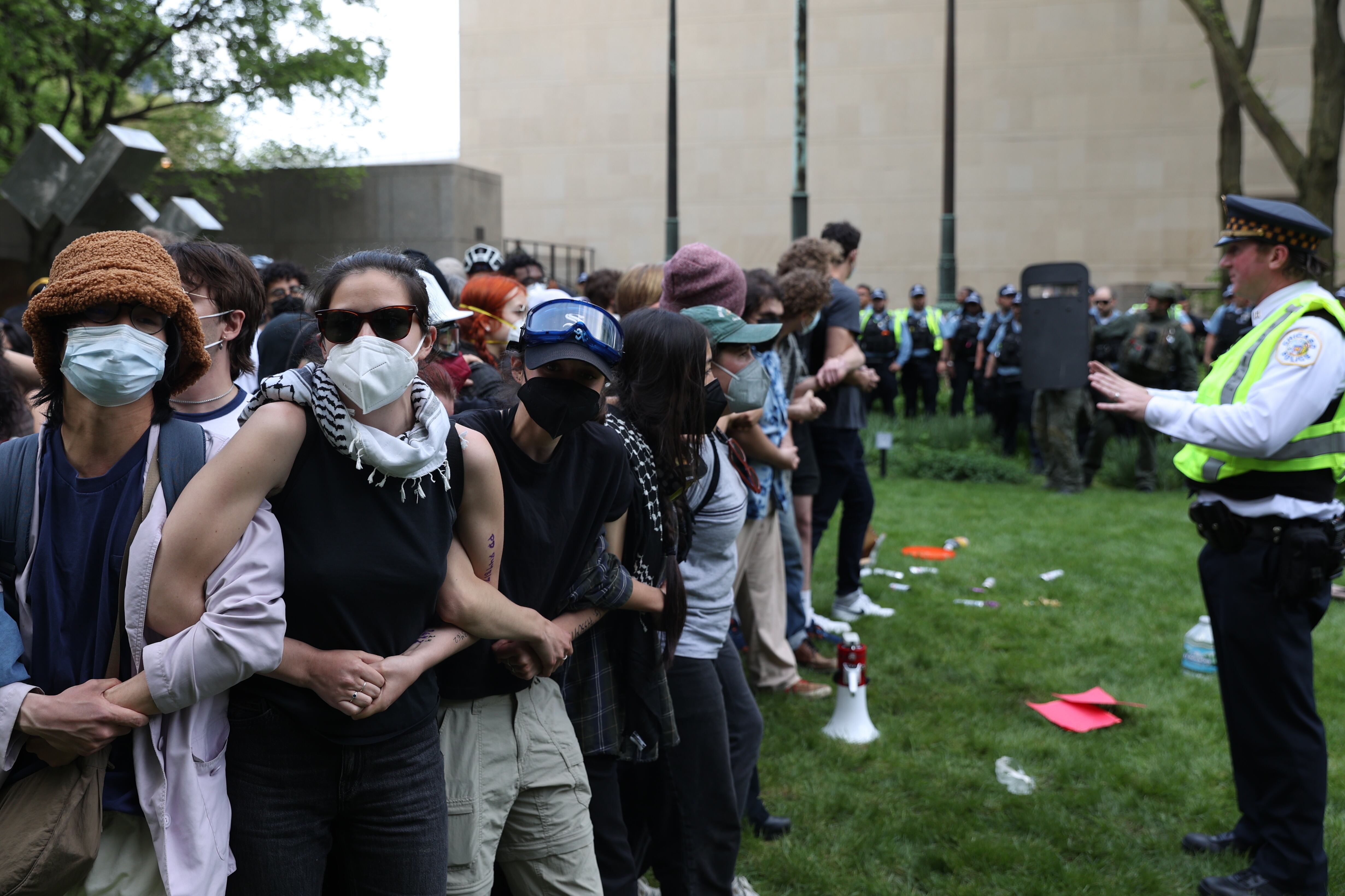 Chicago (United States), 05/05/2024.- Pro-Palestinian protesters link arms as Chicago Police officers prepare begin arrests at the Art Institute of Chicago in Chicago, Illinois, USA, 04 May 2024. Protests on school campuses are continuing nationwide, with pro-Palestine encampments calling on institutions to divest investments in Israel and in support of a ceasefire in the Gaza conflict, and occasional counterprotests in support of Israel. (Protestas) EFE/EPA/ALEX WROBLEWSKI