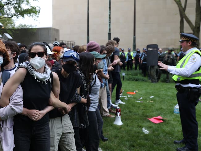 Chicago (United States), 05/05/2024.- Pro-Palestinian protesters link arms as Chicago Police officers prepare begin arrests at the Art Institute of Chicago in Chicago, Illinois, USA, 04 May 2024. Protests on school campuses are continuing nationwide, with pro-Palestine encampments calling on institutions to divest investments in Israel and in support of a ceasefire in the Gaza conflict, and occasional counterprotests in support of Israel. (Protestas) EFE/EPA/ALEX WROBLEWSKI
