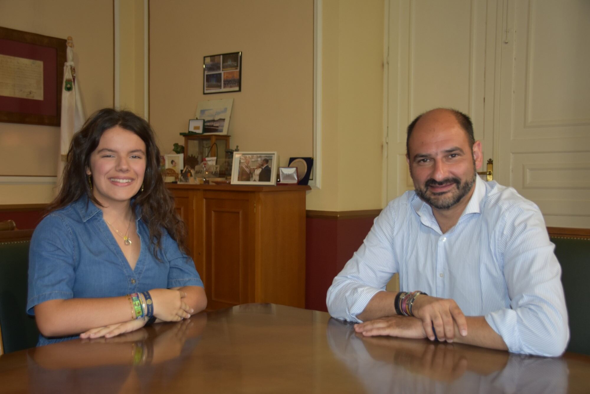 Recepción a Vera Cubero por parte del alcalde de Barbastro, Fernando Torres