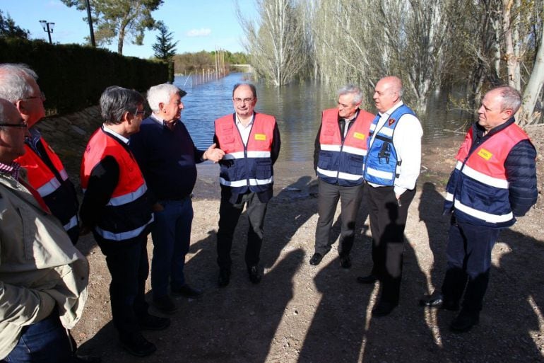 Los técnicos y los alcaldes creen que no será necesario desalojar los municipios por la crecida del Ebro