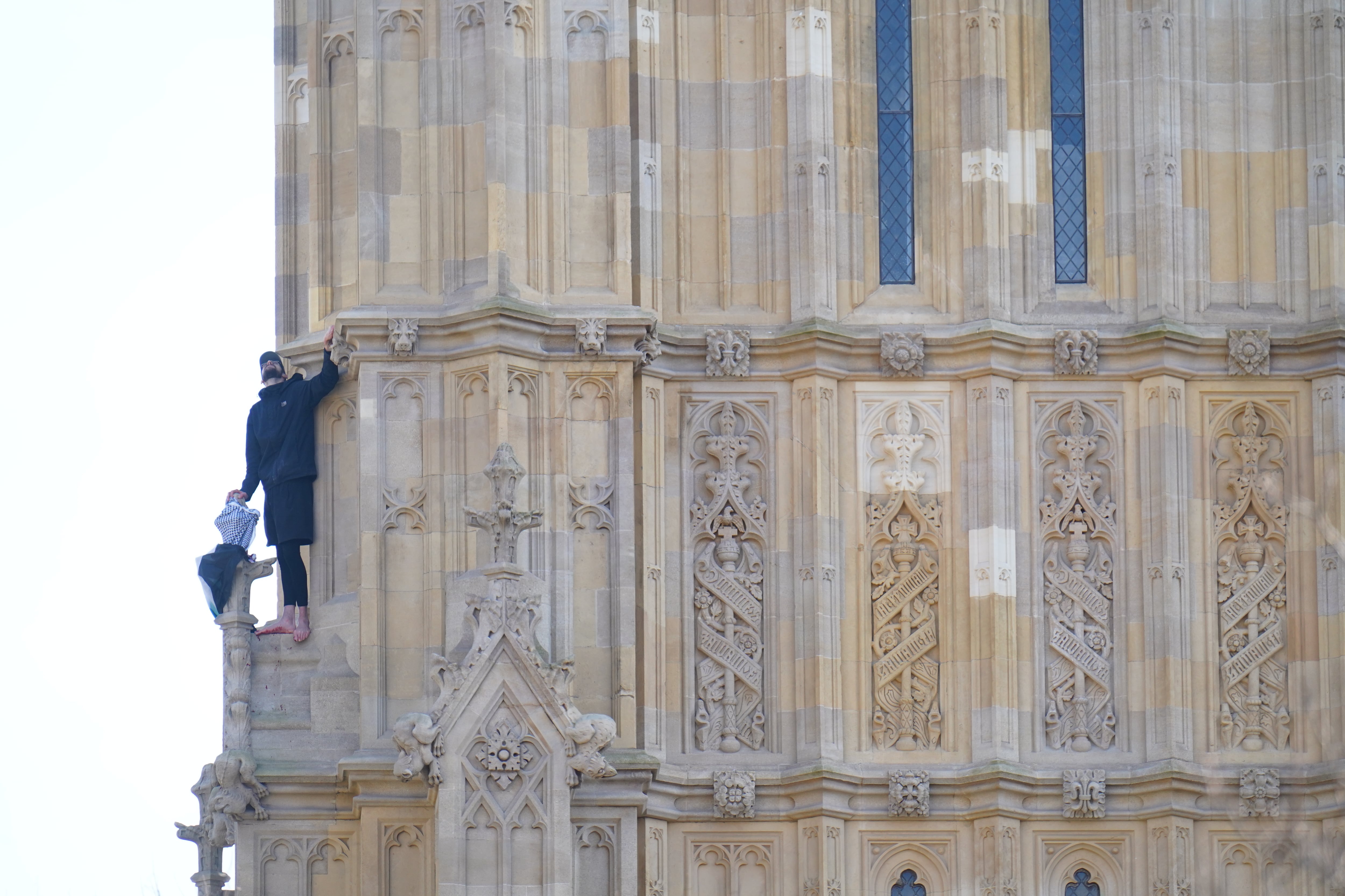 Un hombre con una bandera palestina en el Palacio de Westminster, en Londres, el 8 de marzo de 2025.