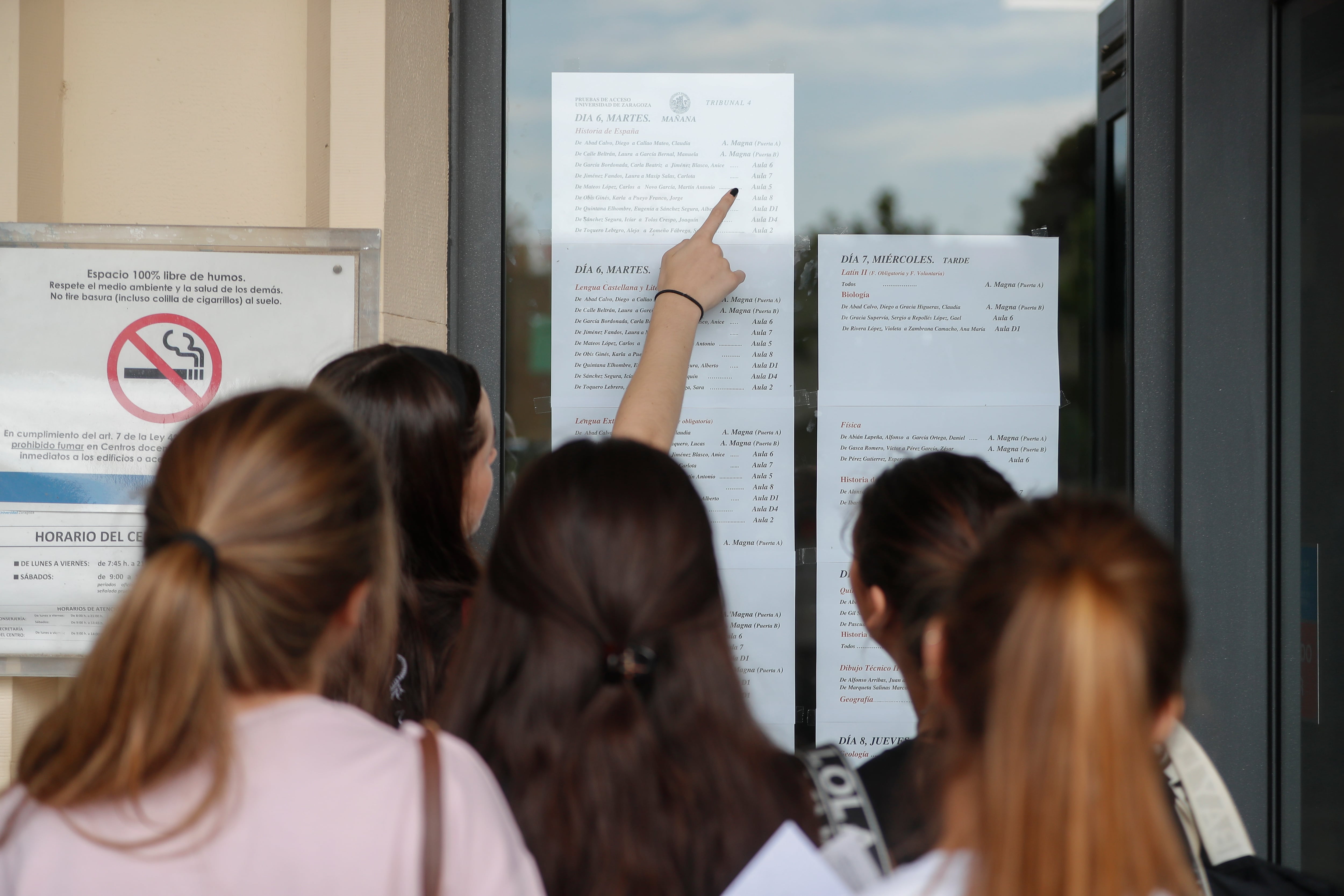 Una alumnas buscan el aula que les corresponde antes de comenzar los exámenes de la Evaluación del Bachillerato