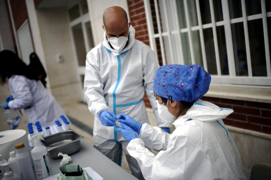 Sanitarios realizando test de PCR en saliva a alumnos del Colegio Internacional Alameda de Osuna, en Madrid