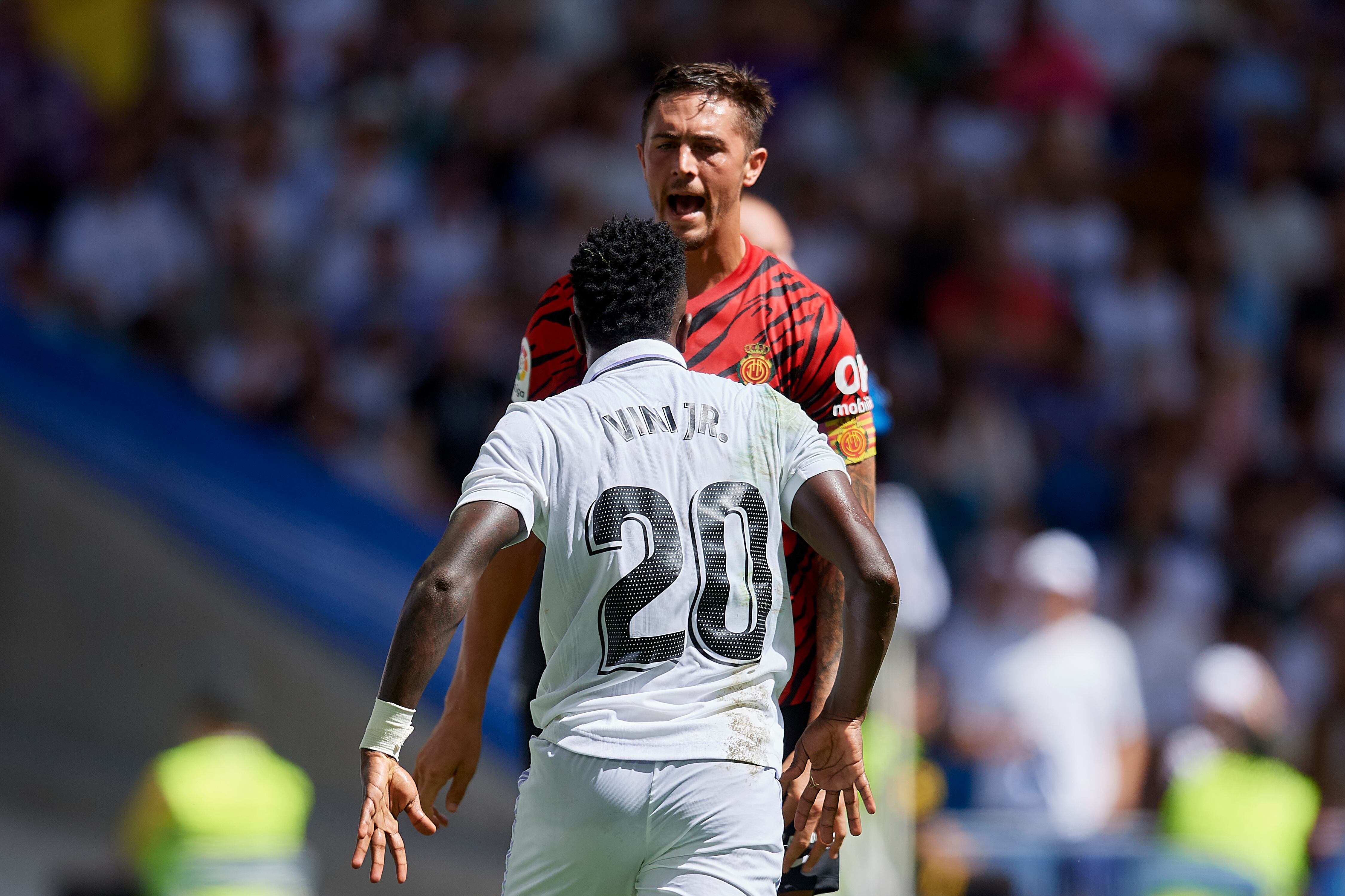 Vinicius y Raíllo se encaran, durante el Real Madrid - Mallorca.