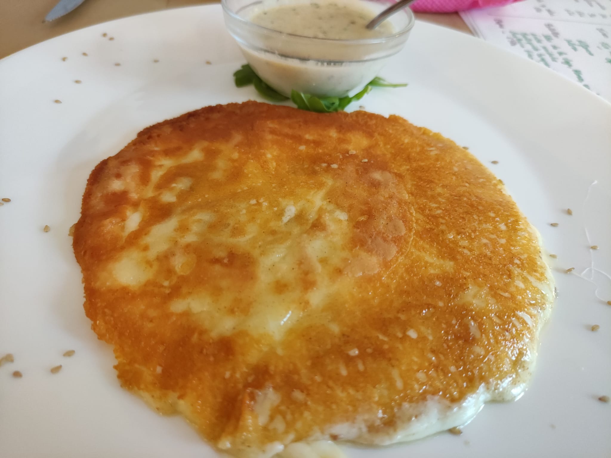 Provolone a la plancha con salsa de anchoas