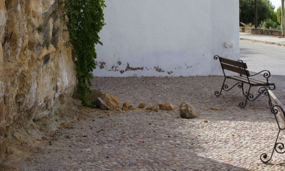 Piedras desprendidas de la muralla en la calle Saludeja