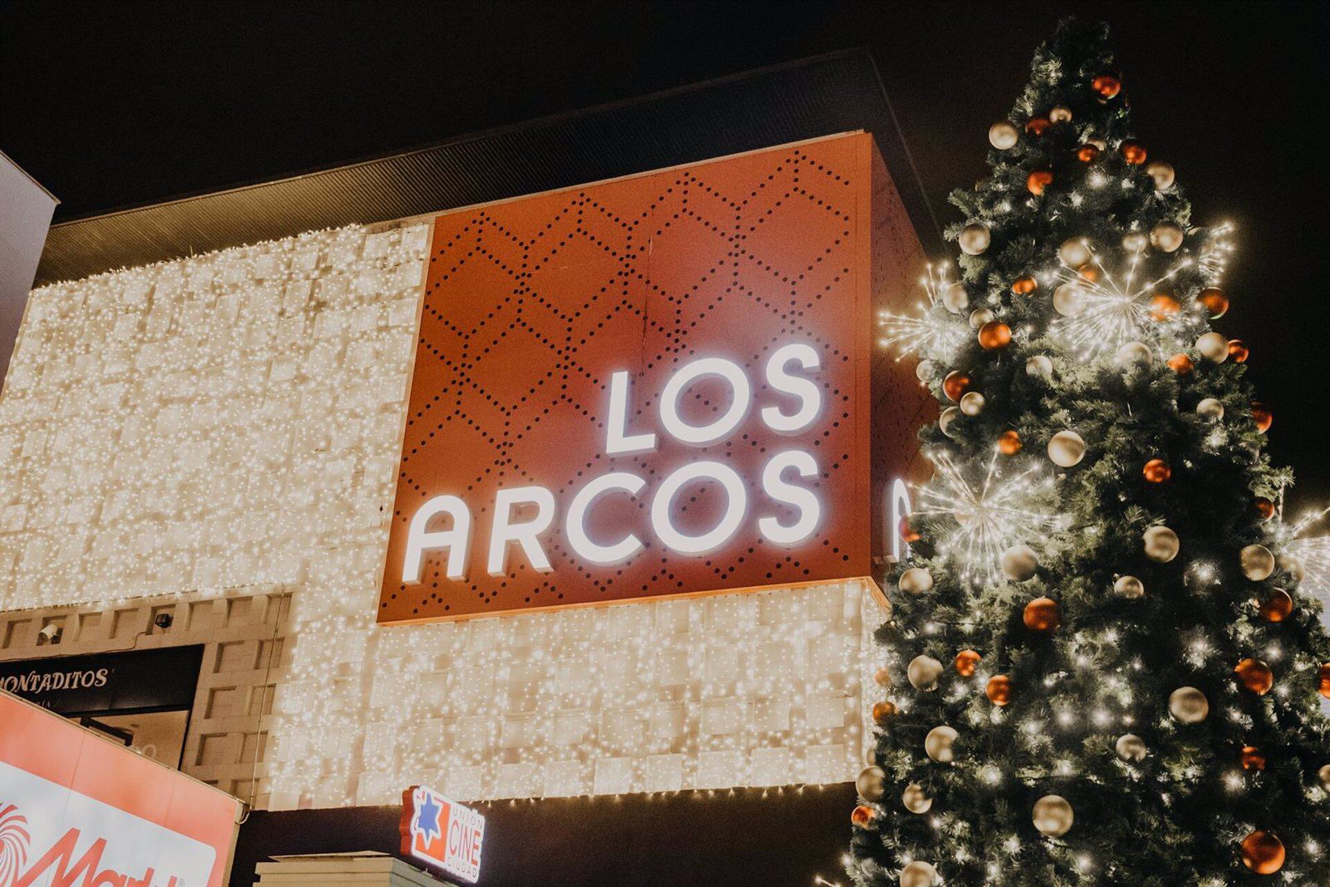 Fachada del Centro Comercial Los Arcos en Navidad