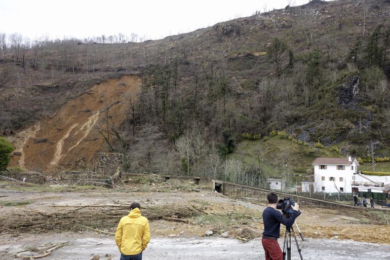 GRA220. ANDOAIN (GIPUZKOA), 27/02/2015.- Un matrimonio y su hijo han sido rescatados hoy tras quedar atrapados en un caserío de Andoain (Gipuzkoa) tras producirse un desprendimiento en el monte causado por las intensas lluvias de esta semana, que también han ocasionado un corrimiento de tierras que ha afectado a una gasolinera de Tolosa. EFE/Juan Herrero.