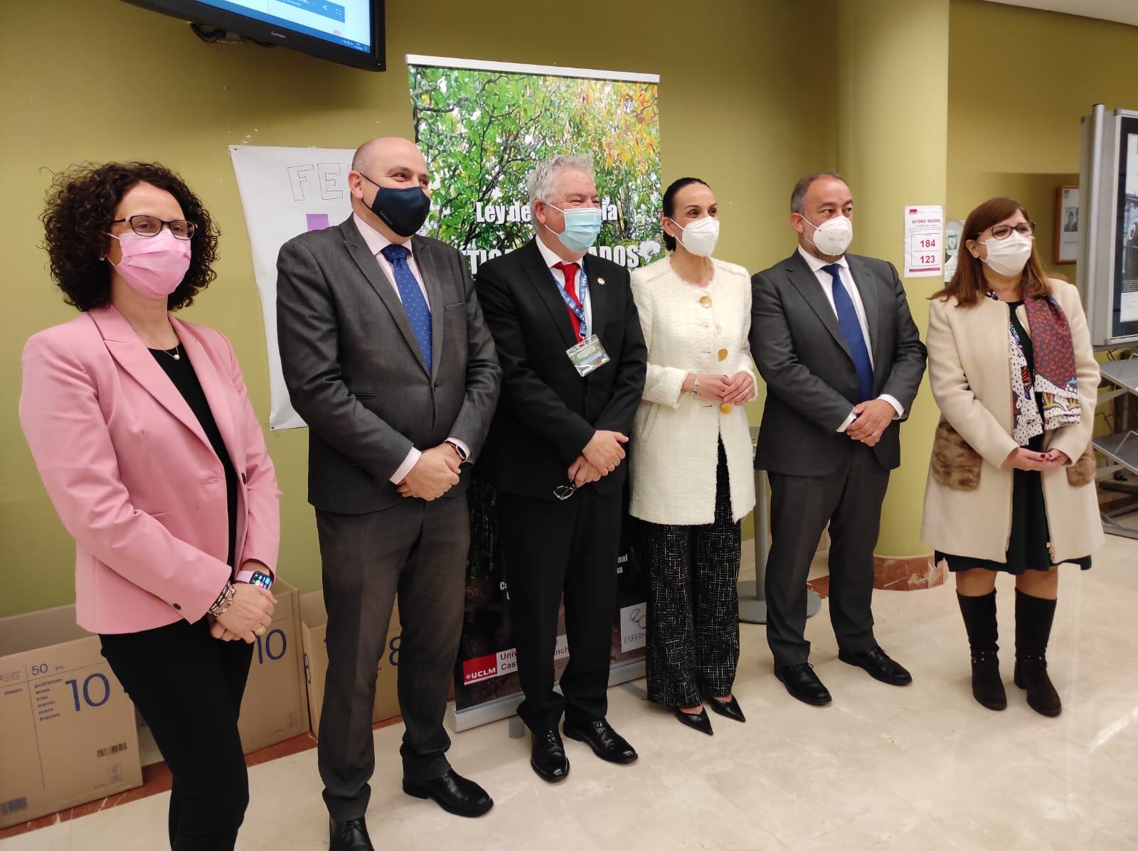 Regina Leal directora gerente del SESCAM en el acto de inauguración, junto a otras autoridades, en el campus de la UCLM en Ciudad Real