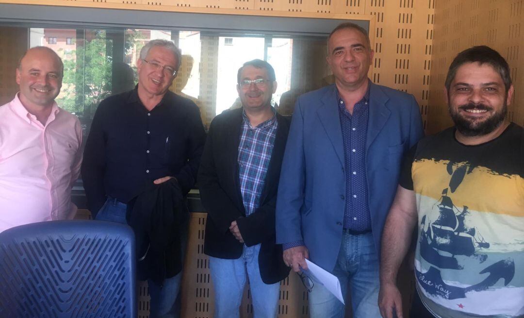 De izquierda a derecha David Castaño (Cs), Óscar Reguera (PP), Juan Luis Cepa (PSOE), Javier Cuevas (director de Contenidos de la Cadena SER) y Rubén Valín (Podemos)