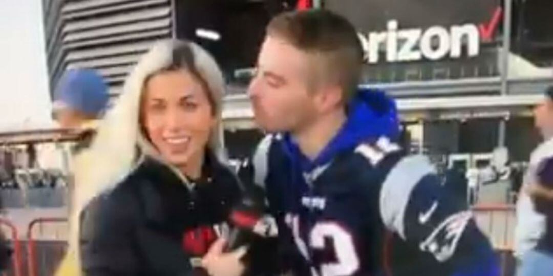 El momento en el que dicho aficionado trató de besar a una reportera