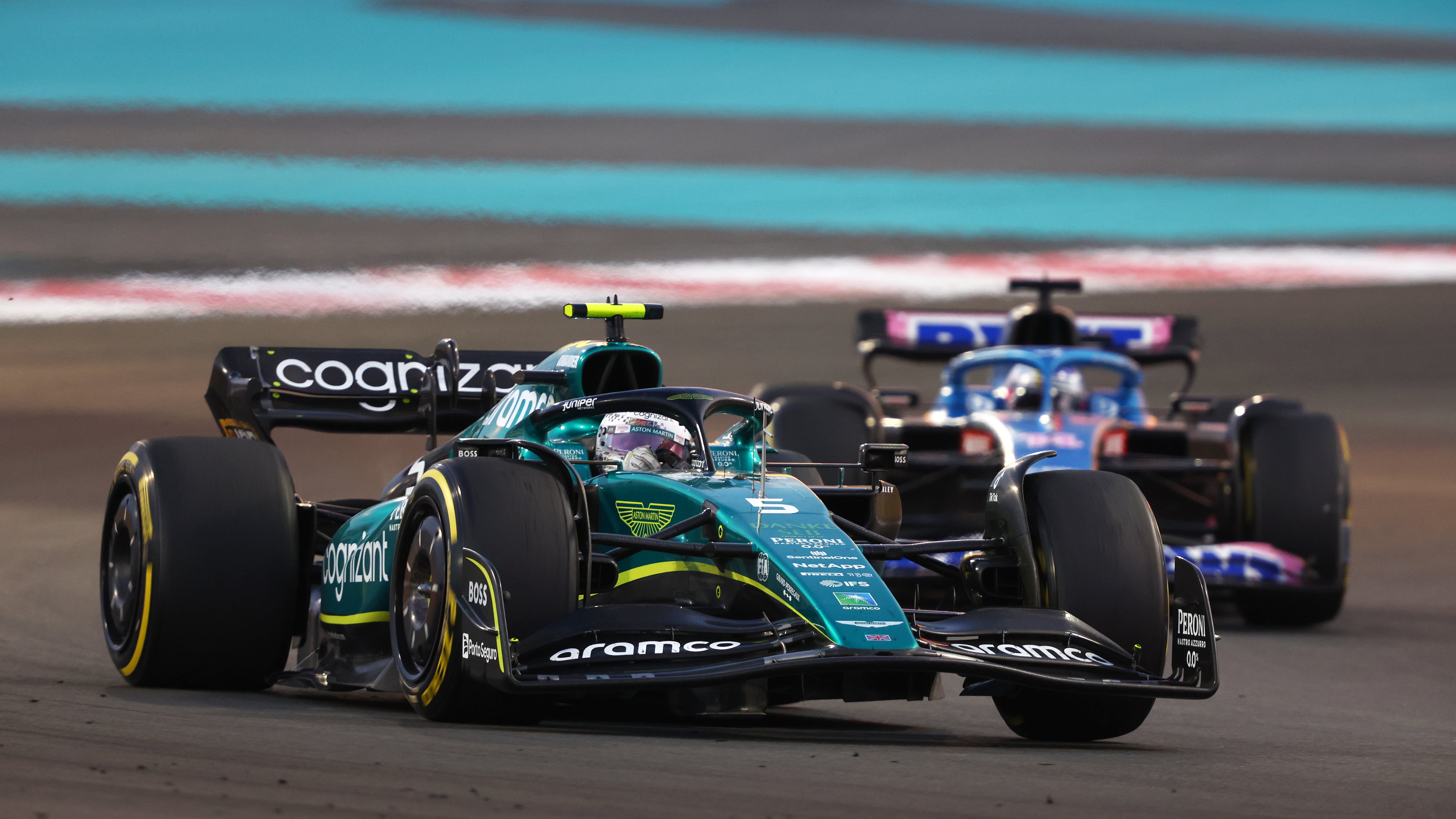 Sebastian Vettel (Aston Martin) y Fernando Alonso (Alpine) en el GP de Abu Dabi