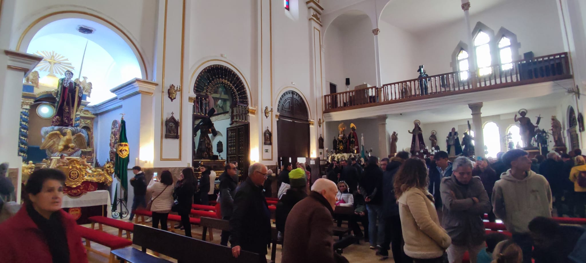 Los fieles de Camino del Calvario y En el Calvario han acudido a la iglesia de El Salvador tras la suspensión de los desfiles