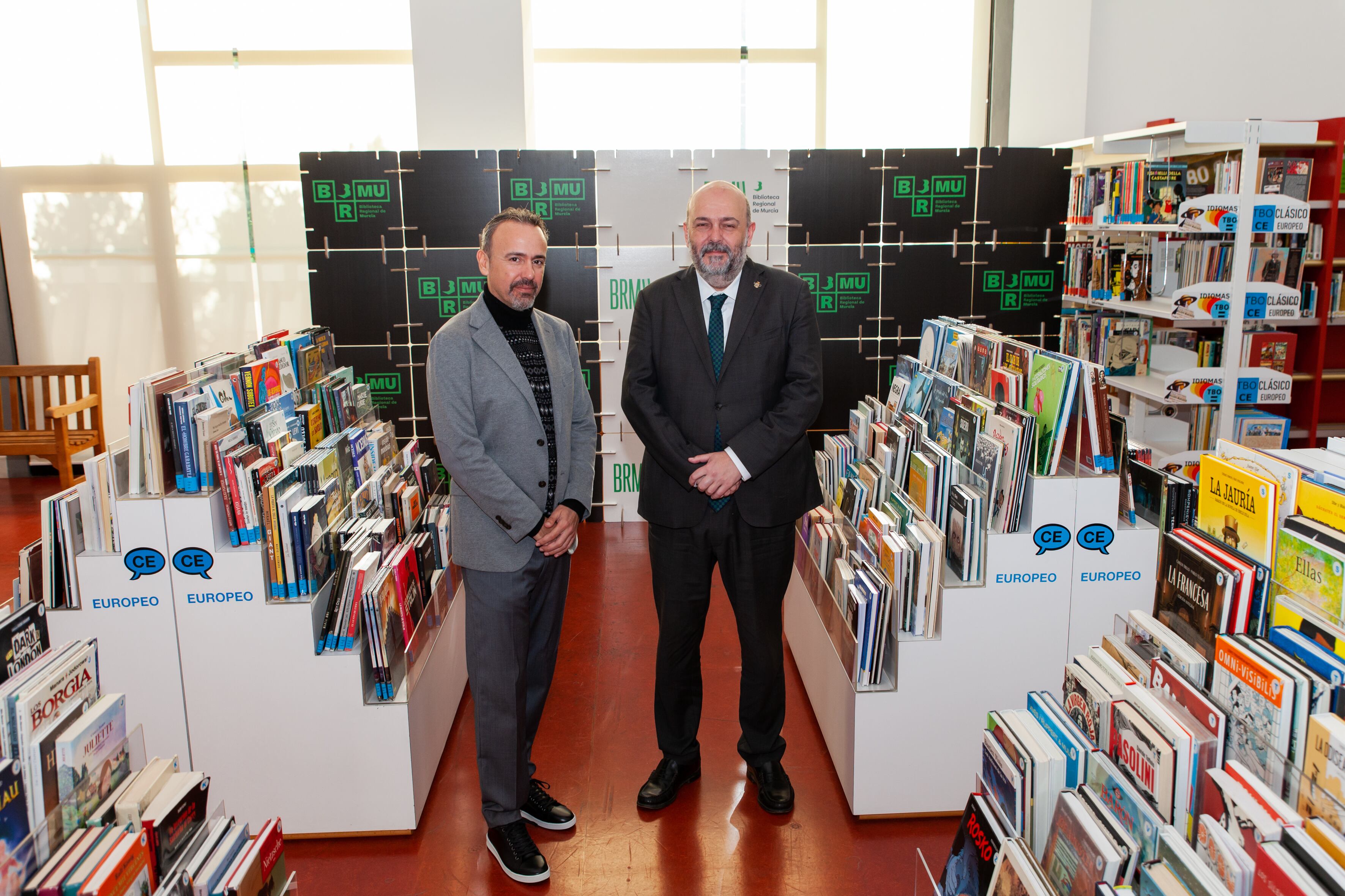 El director general de Patrimonio Cultural, Pablo Braquehais, y el director de la Biblioteca Regional, Juan José Lara, en la comicteca