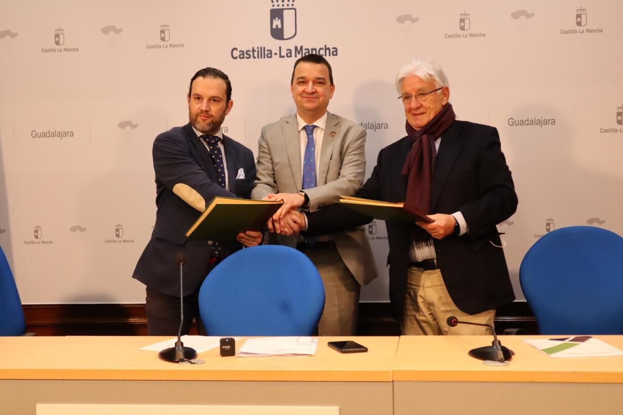 El consejero de Agricultura, Agua y Desarrollo Rural, Francisco Martínez Arroyo, asiste a la firma del convenio de colaboración entre la Red Castellano Manchega de Desarrollo Rural (RECAMDER) y la empresa Prosegur (Fuente: JCCM )