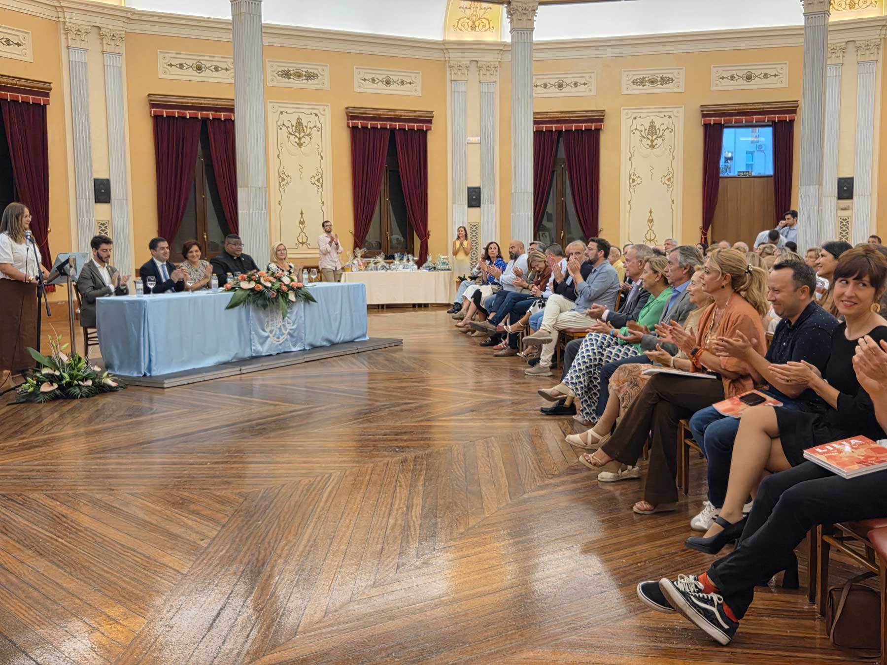 La primera fila de asistente y la mesa presidencial en el acto de presentación de la revista Lilia
