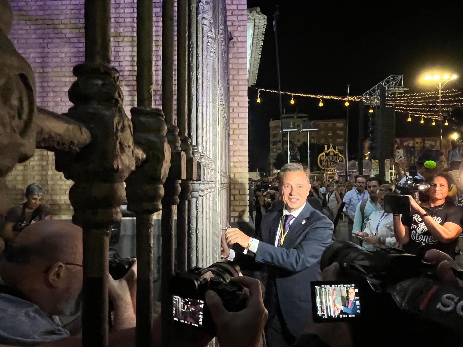 El alcalde de Albacete, Manuel Serrano, abre la puerta de Hierros a las 22:20 horas