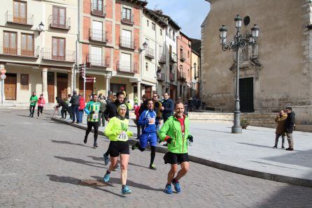 Los atletas en la Plaza Mayor