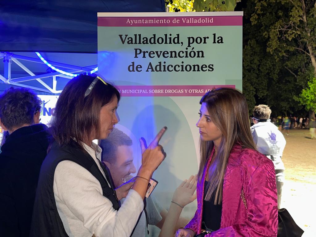 La concejala de Juventud, Carolina del Bosque, visitó anoche a las mediadoras juveniles en la carpa informativa que permanecerá abierta al público también el día 9, entre las 20:00 y las 00:00 horas.