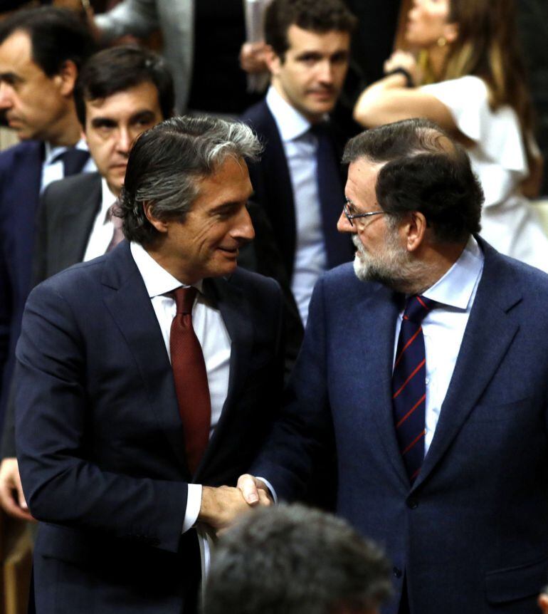 Iñigo de la Serna y Rajoy tras aprobarse el decreto de la estiba en el Congreso.