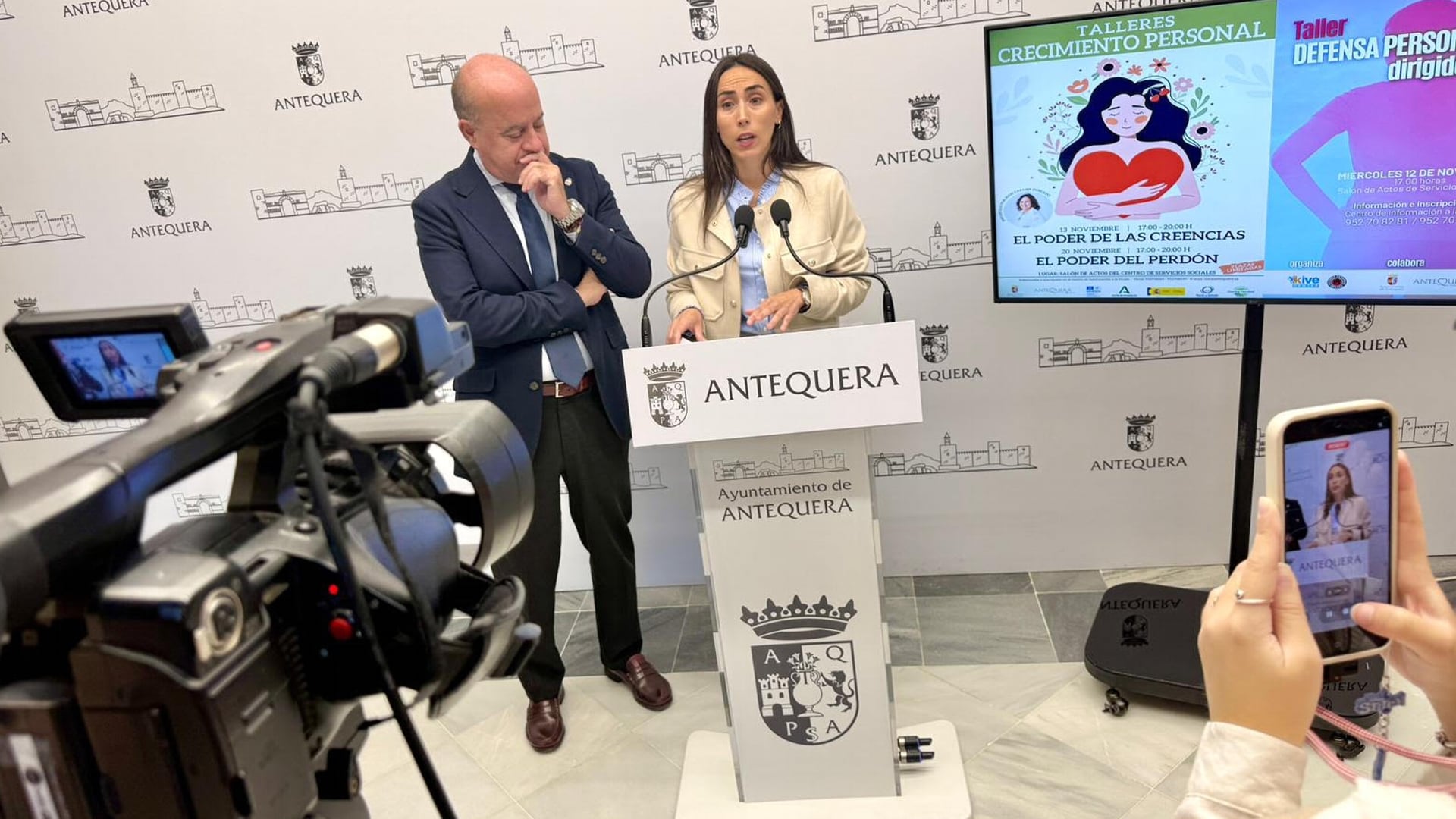 El alcalde de Antequera, Manuel Barón, y la concejala de Equidad, María Sierras, presentan los actos con motivo del 25N