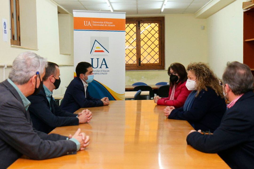 La rectora de la UA, Amparo Navarro, y el alcalde, Antonio Francés, encabezaron una reunión celebrada en la sede del campus de la UA en la capital de L&#039;Alcoià.