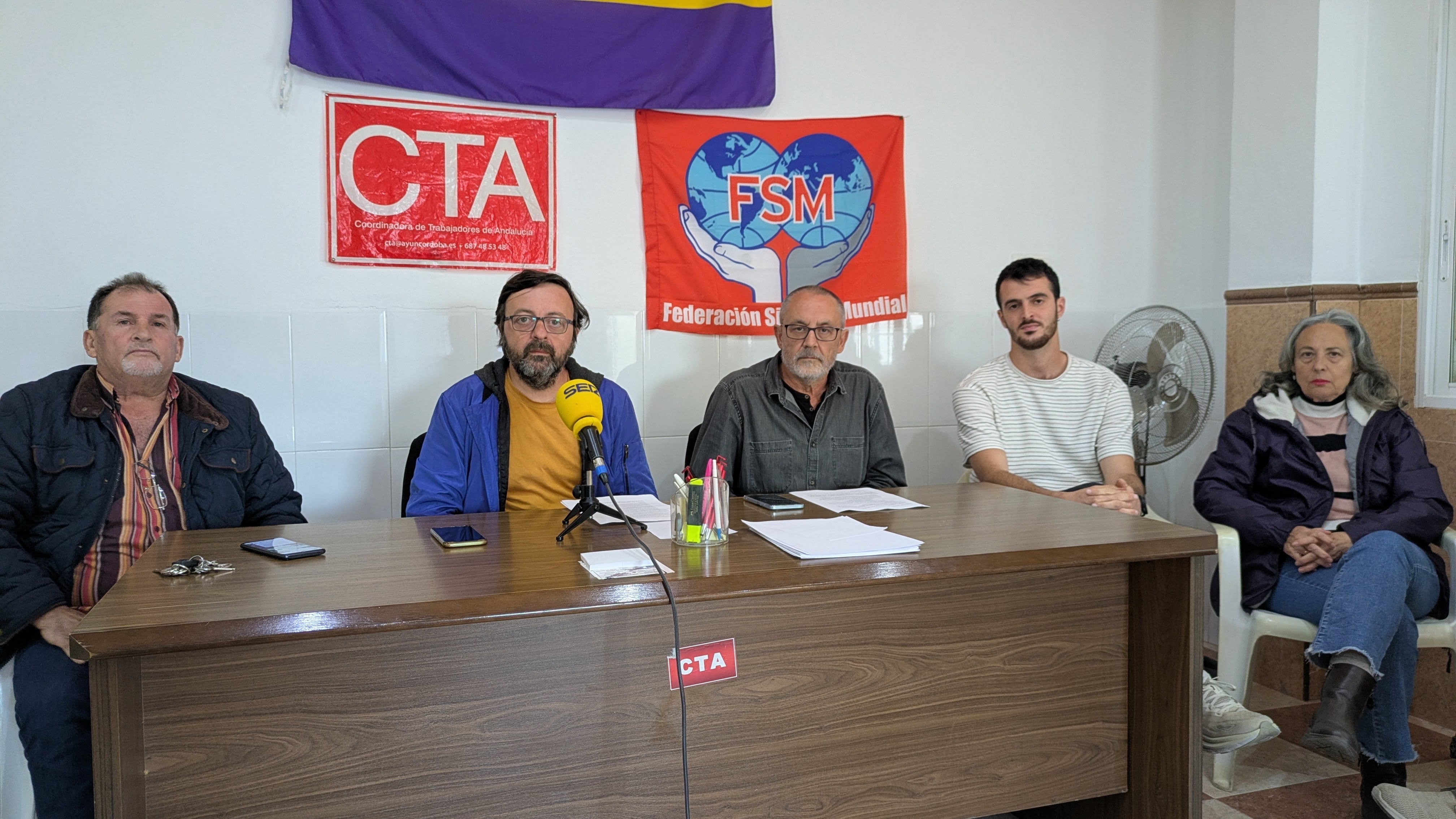 Integrantes de la asociación "La otra orilla"