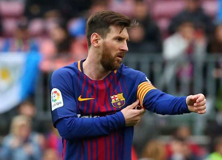 Messi se ajusta el brazalete de capitán