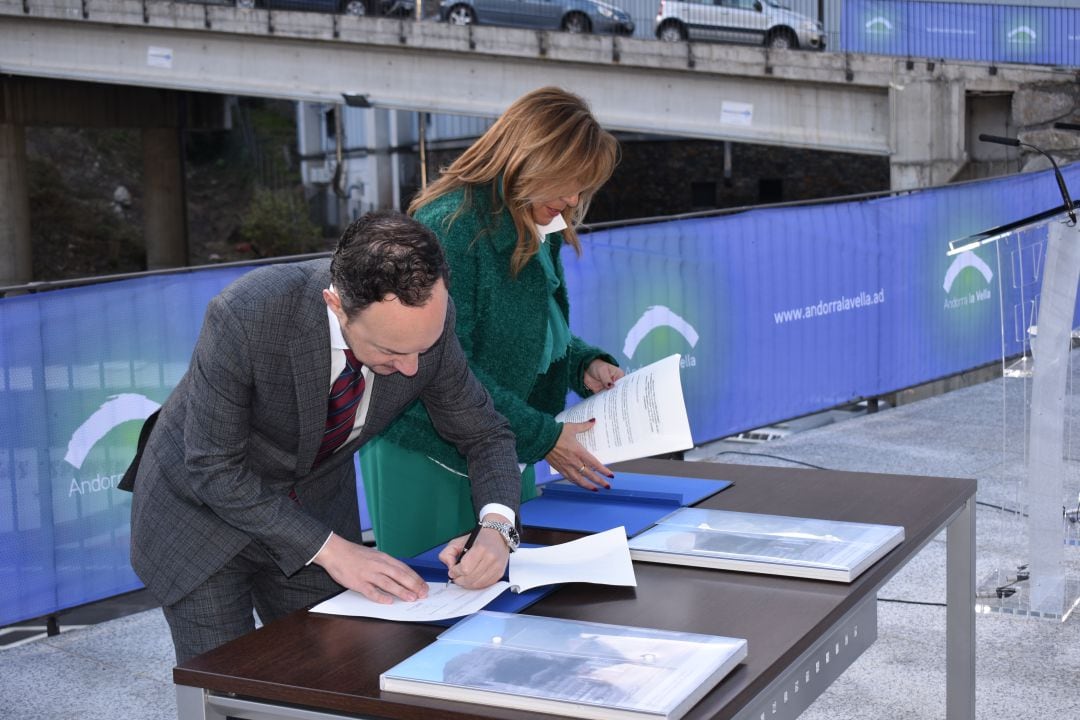 El cap de Govern, Xavier Espot, i Conxita Marsol, aleshores cònsol major de la capital durant la signatura del protocol per a la cessió del terreny de la Borda Nova