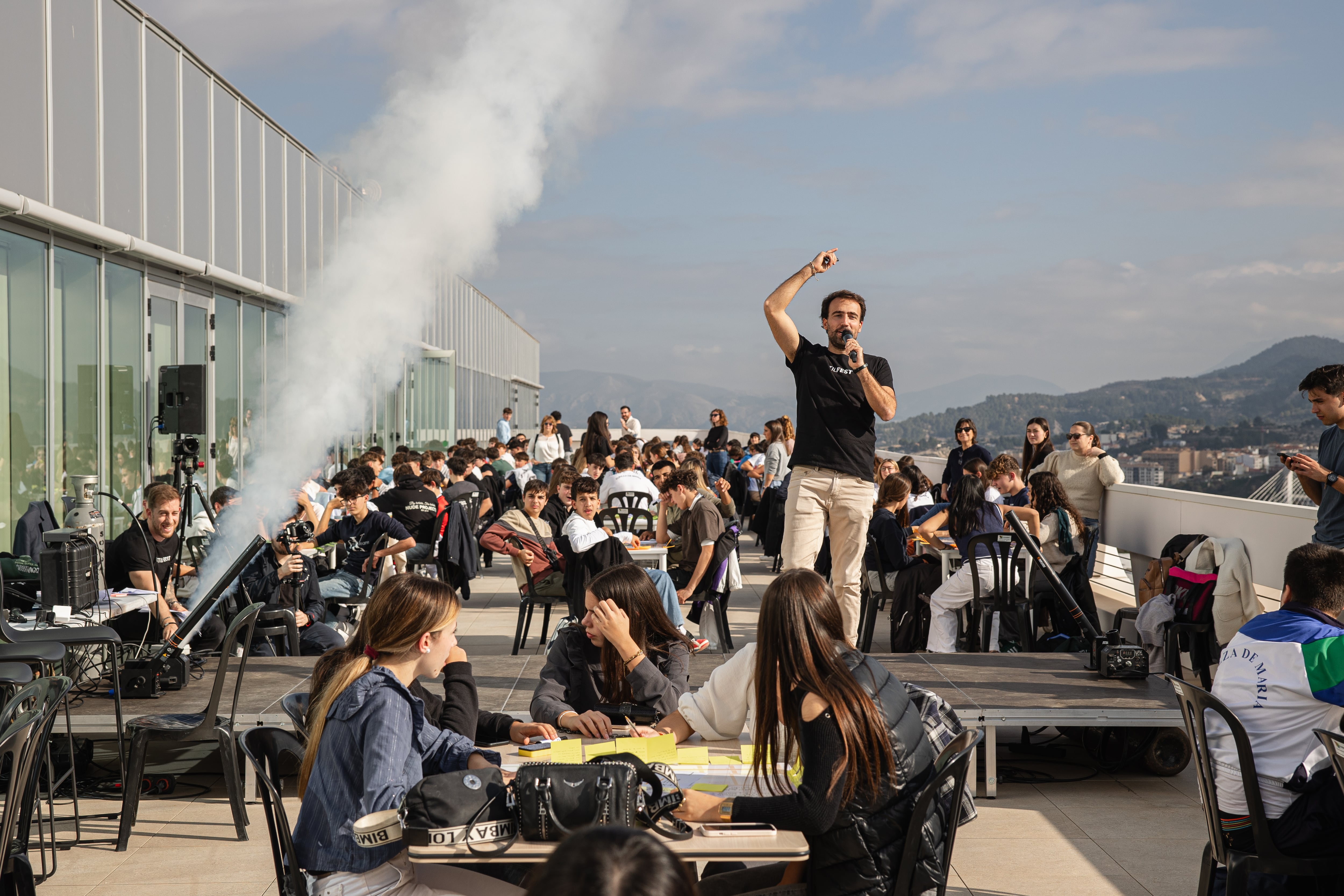 Un momento de la actividad del reto sobre el textil celebrada en la terraza de las instalaciones de Aitex en el marco de Textilfest.