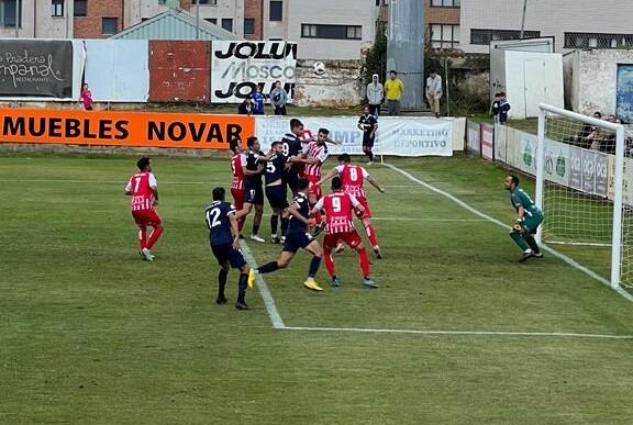 El Marino de Luanco en una acción del partido frente al Zamora.