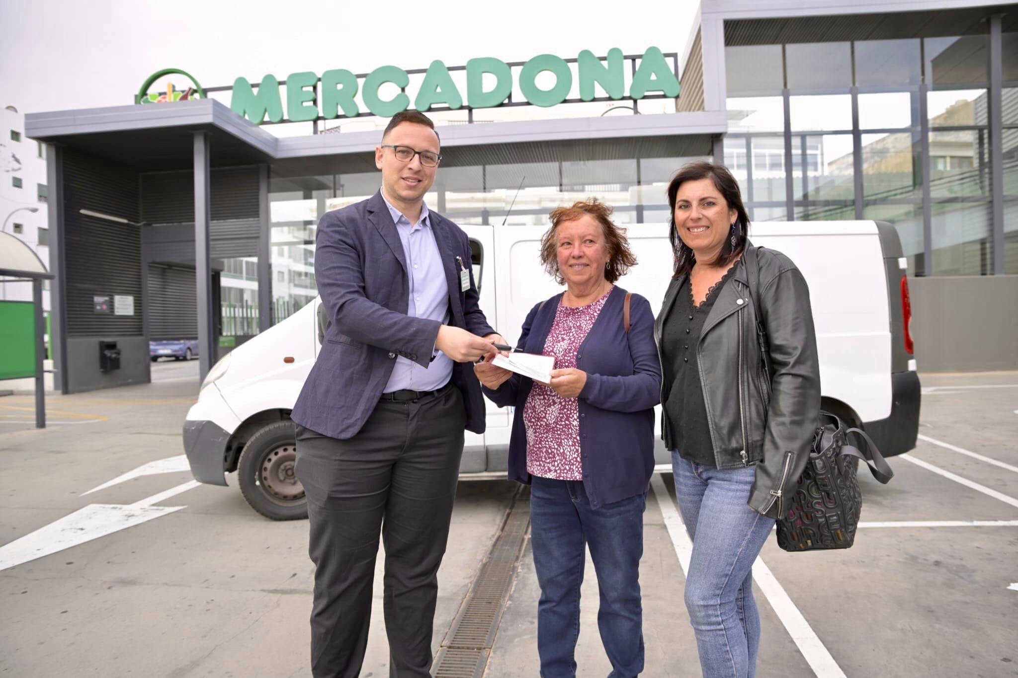 José Castilla, director de Relaciones Externas de Mercadona en Lanzarote junto a Monserrat González, directora de la Fundación Flora Acoge.