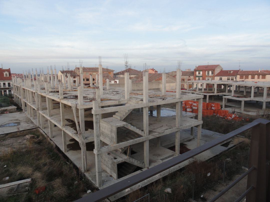 Esqueleto de construcción de la urbanización &#039;Altos del Palacio&#039; adquirida por el Ayuntamiento de Cuéllar