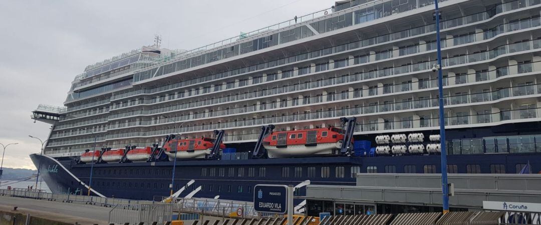 El crucero &#039;MeinSchiff 2 New&#039; en el puerto de A Coruña