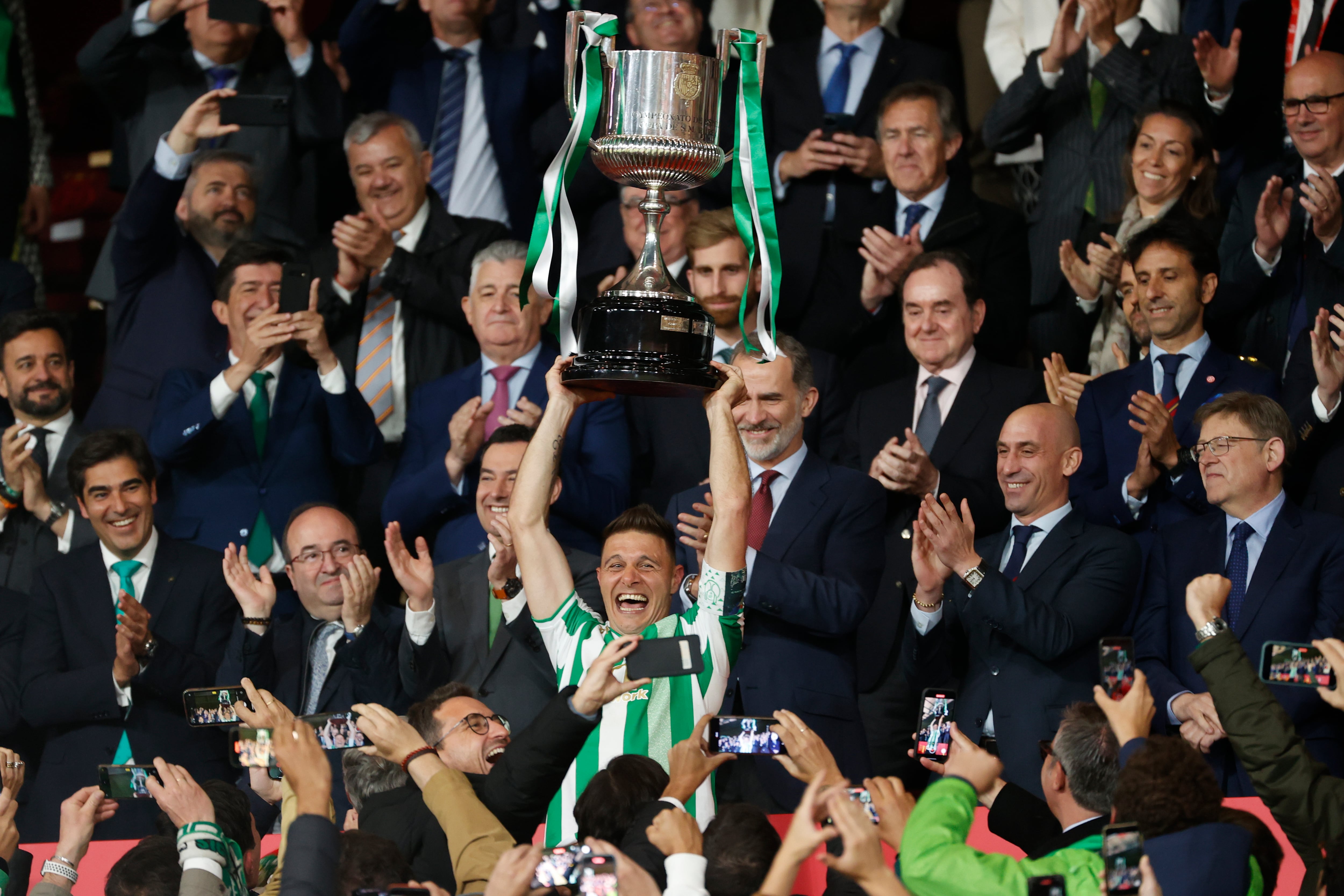 SEVILLA, 23/04/2022.- El capitán del Betis, Joaquín Sánchez, tras recibir el trofeo que les acredita campeones de la Copa del Rey al derrotar al Valencia en la tanda de penaltis en el encuentro que han disputado este sábado en el estadio de La Cartuja de Sevilla. EFE/Julio Muñoz
