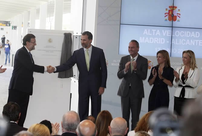 El príncipe Felipe estrecha la mano a Mariano Rajoy (i), en presencia del presidente de la Generalitat Valenciana, Alberto Fabra, la delegada del Gobierno en la Comunidad Valenciana, Paula Sánchez de León (2d), y la alcaldesa de Alicante, Sonia Castedo (d