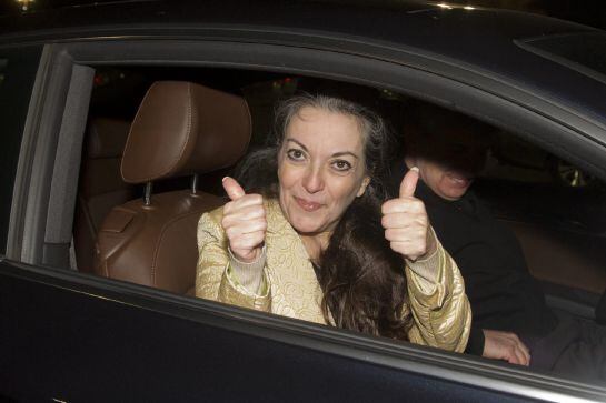NYK02. NUEVA YORK (EE.UU.), 24/04/2015.- La ciudadana española María José Carrascosa saluda a su salida de prisión hoy, viernes 24 de abril de 2015, en Nueva York (EE.UU.). Carrascosa, presa en el estado de Nueva Jersey desde 2006 por un litigio ligado a 
