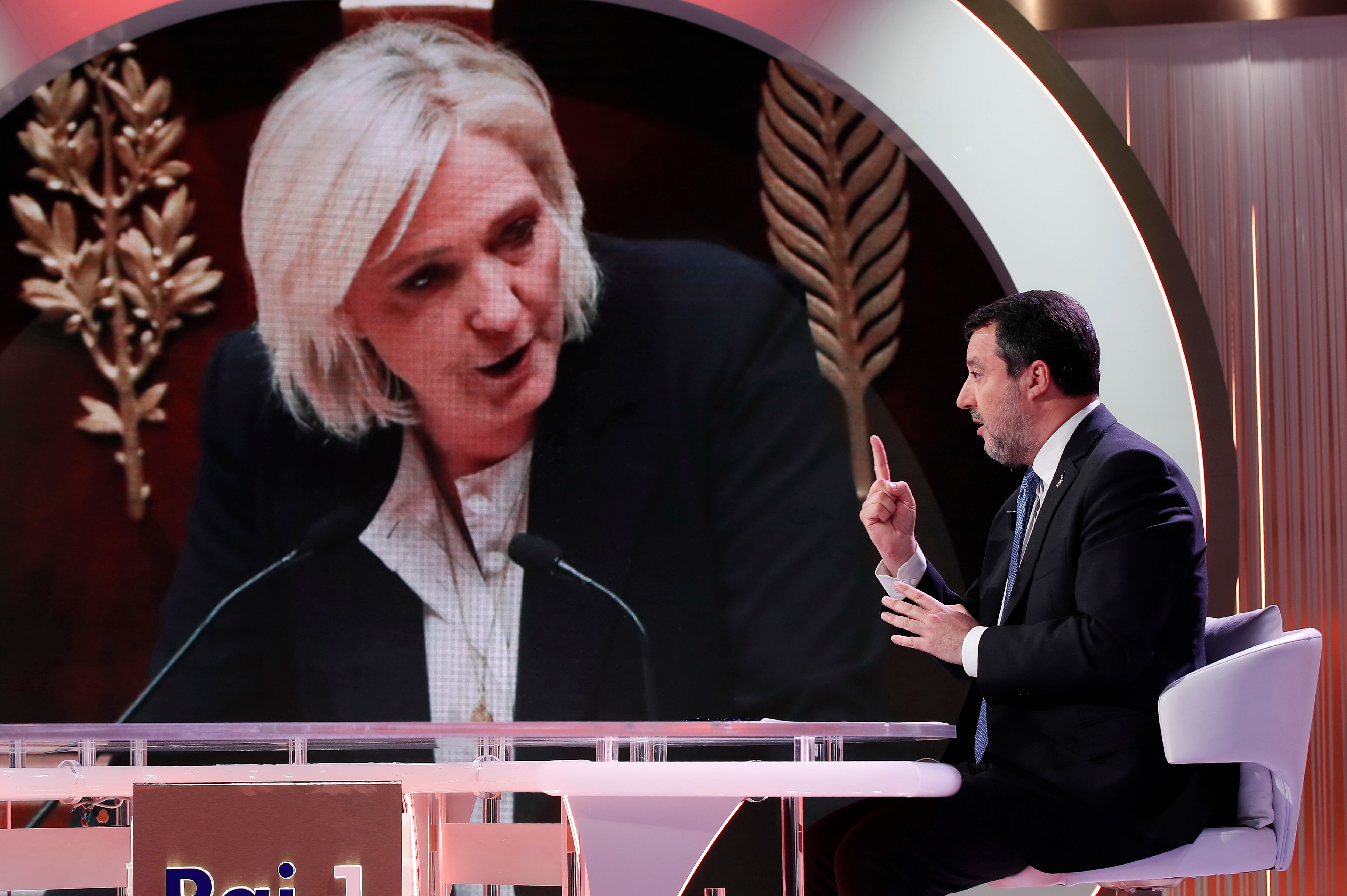 El vicepresidente italiano y dirigente ultraderechista Matteo Salvini durante una intervención en televisión con la imagen de Marine Le Pen de fondo