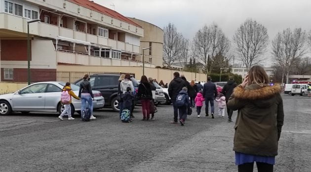 Momento en el que los padres y madres junto con los escolares volvían al colegio tras la reparación de la fuga