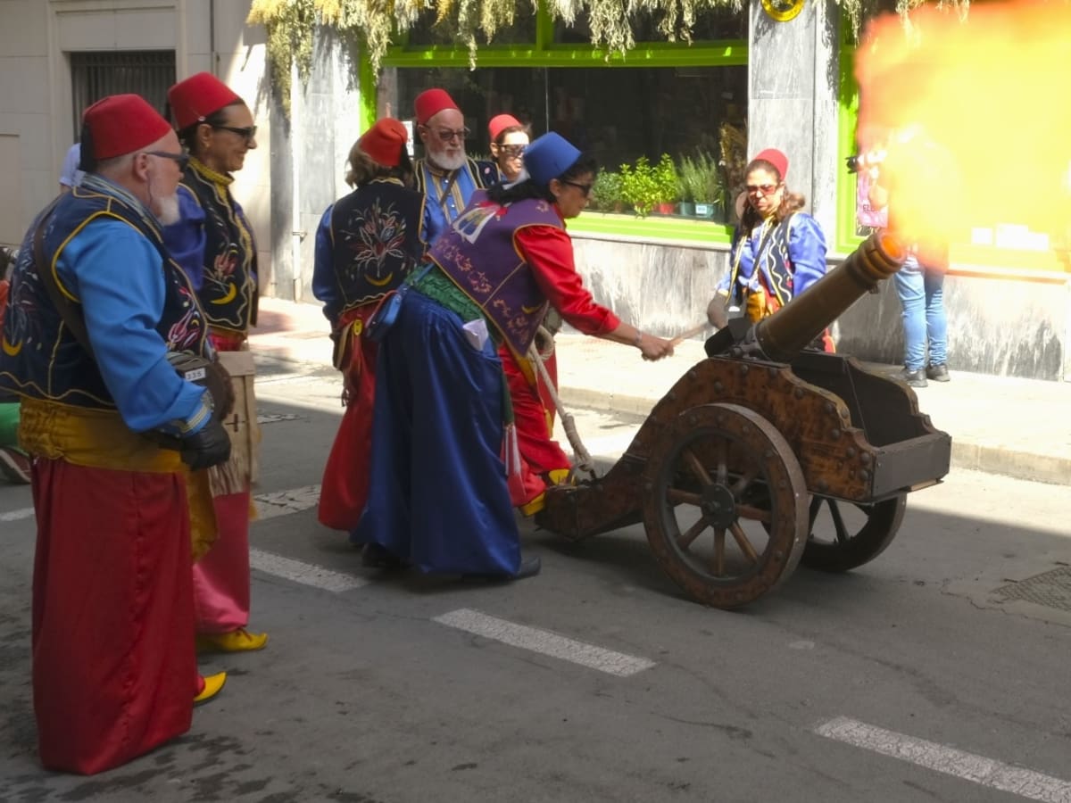 La Comisión de Alardos y Embajadas de Elda celebra medio siglo de fiestas