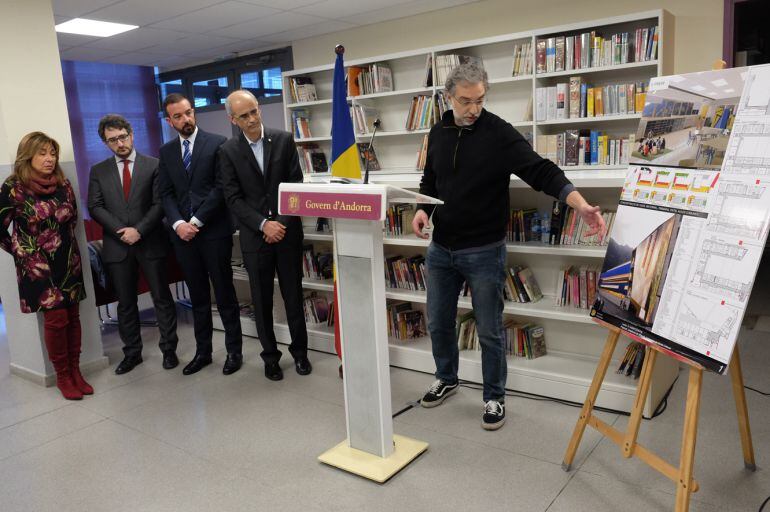 L'arquitecte explica el projecte davant de les autoritats.