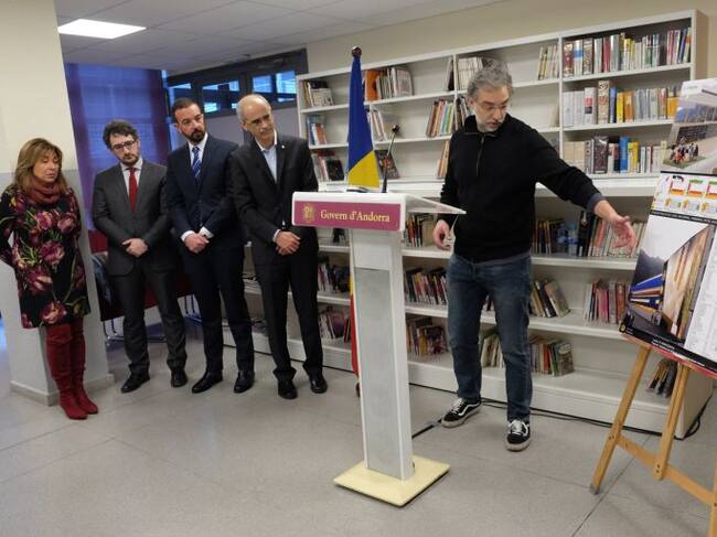 L'arquitecte explica el projecte davant de les autoritats.