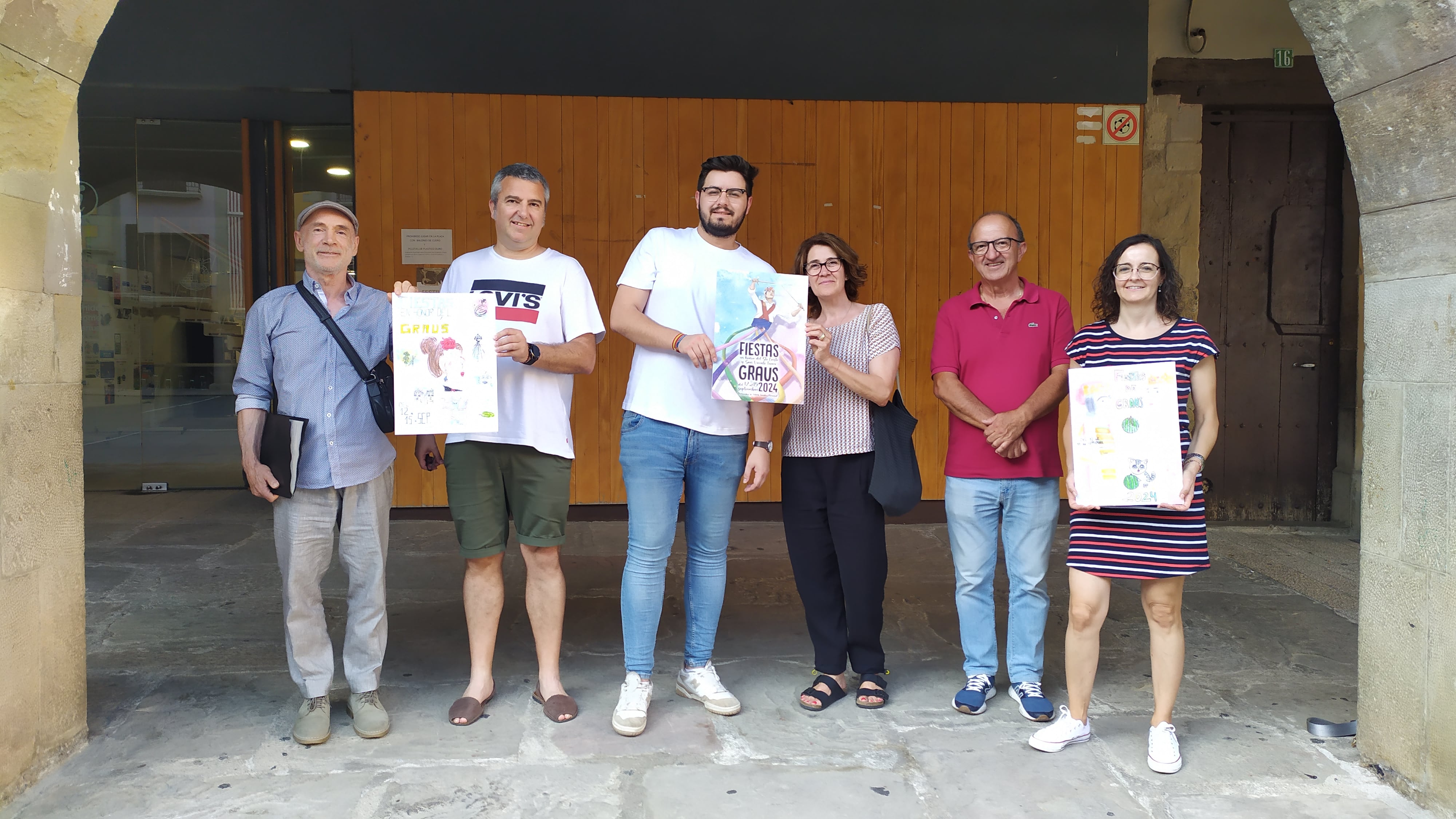 Foto del jurado con los carteles premiados, Graus 2024.