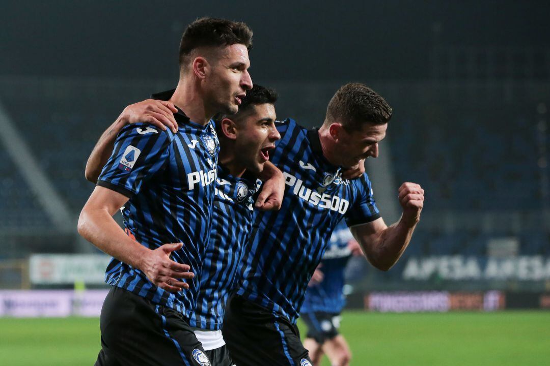 Los jugadores del Atalanta celebran uno de los goles